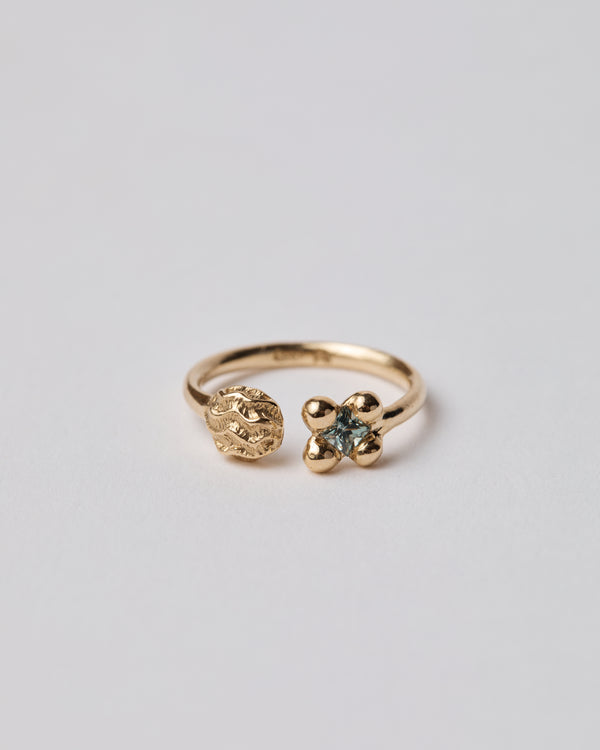 Abby Seymour — 'Paeloris' Cuff Ring in 9kt Gold with Teal Sapphire