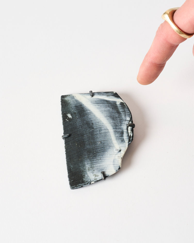 Leslie Matthews – 'Gestures #4', Brooch, 2022