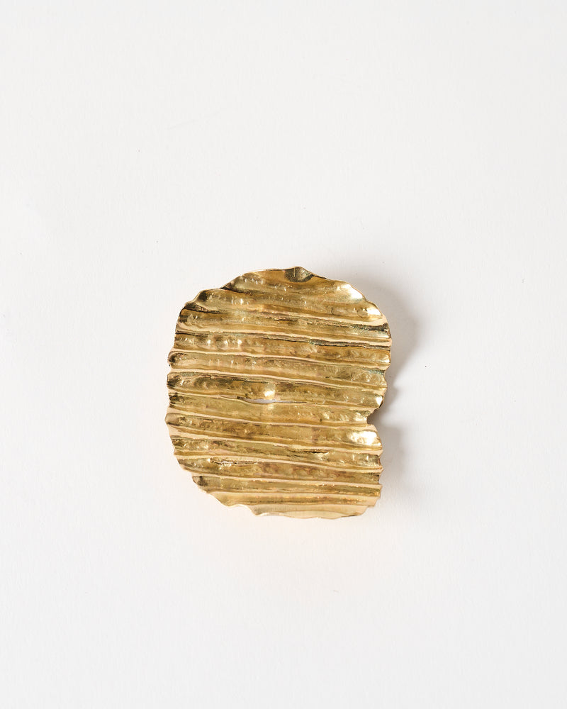 Emily O'Brien – 'Chip on the Shoulder', Brooch in Gold, 2024