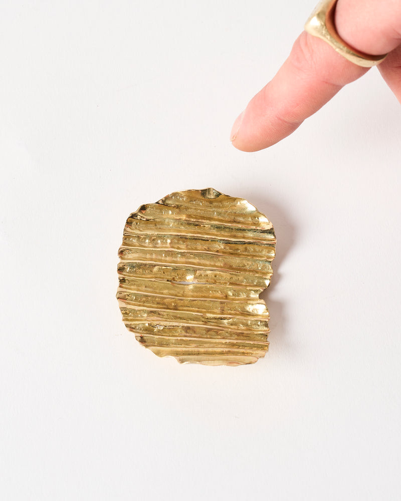 Emily O'Brien – 'Chip on the Shoulder', Brooch in Gold, 2024