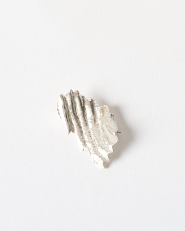 Emily O'Brien – 'Chip on the Shoulder', Medium Brooch in Silver