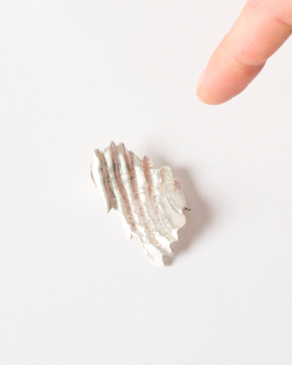Emily O'Brien – 'Chip on the Shoulder', Medium Brooch in Silver