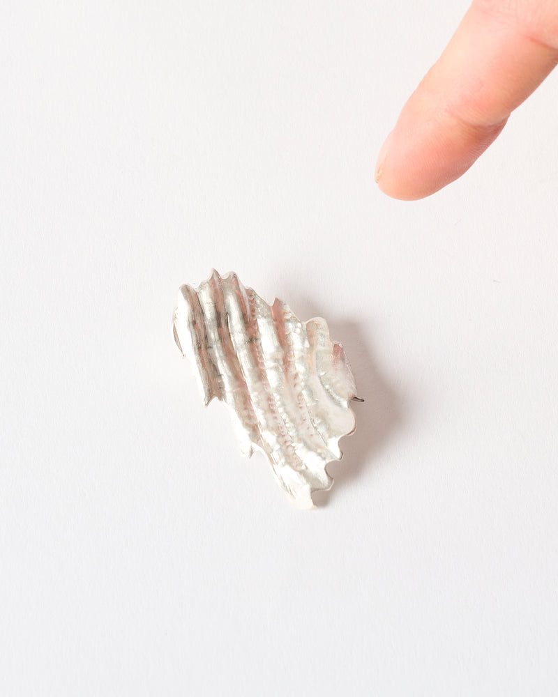 Emily O'Brien – 'Chip on the Shoulder', Medium Brooch in Silver