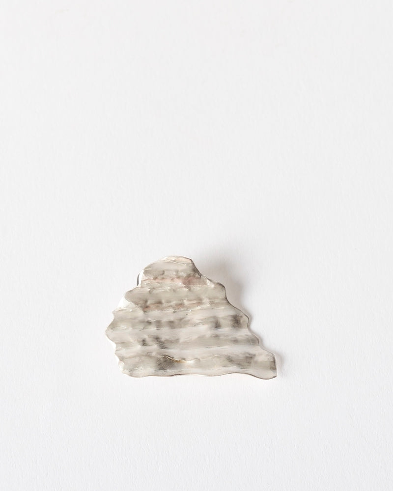 Emily O'Brien – 'Chip on the Shoulder', Small Brooch in Silver