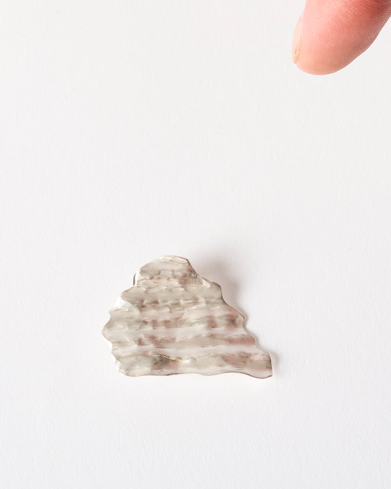 Emily O'Brien – 'Chip on the Shoulder', Small Brooch in Silver