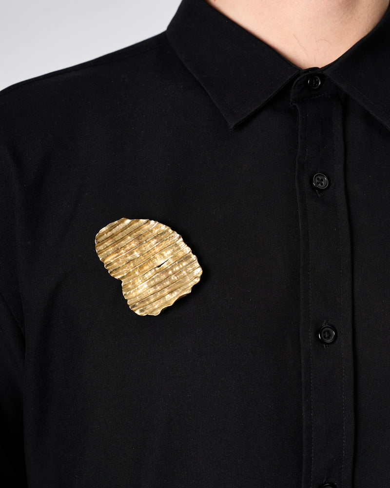 Emily O'Brien – 'Chip on the Shoulder', Brooch in Gold, 2024