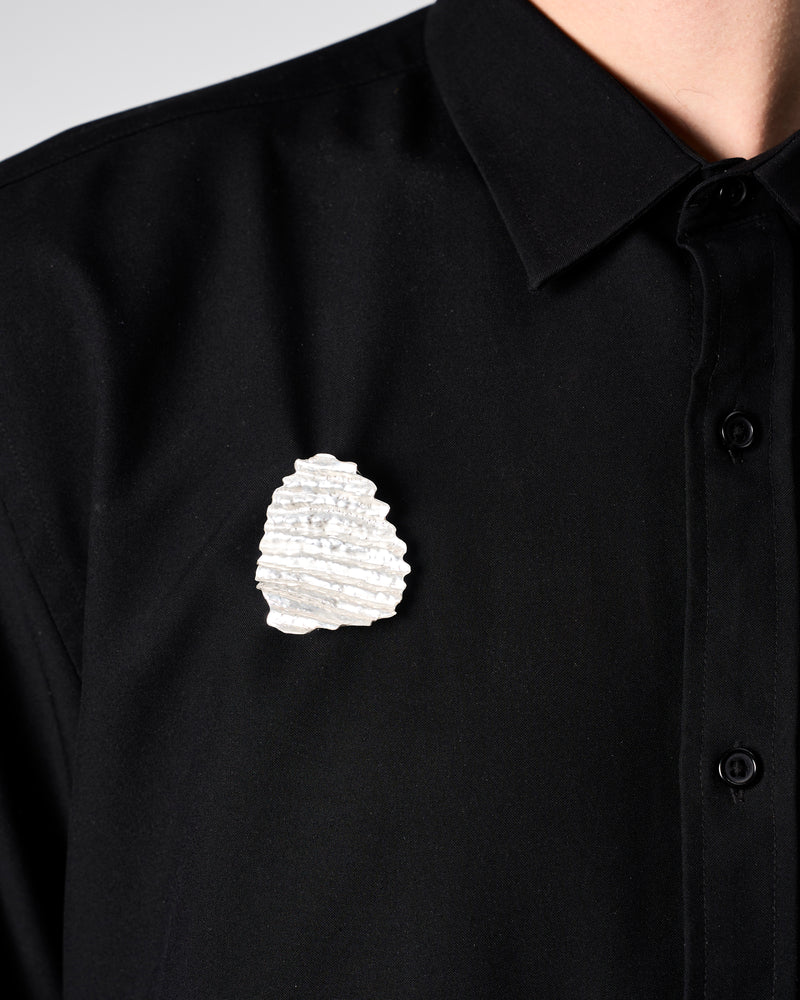 Emily O'Brien – 'Chip on the Shoulder', Large Brooch in Silver