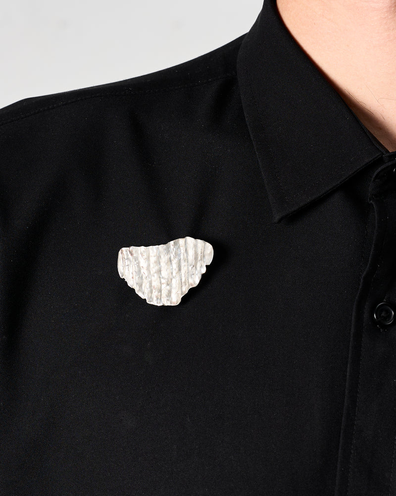 Emily O'Brien – 'Chip on the Shoulder', Medium Brooch in Silver
