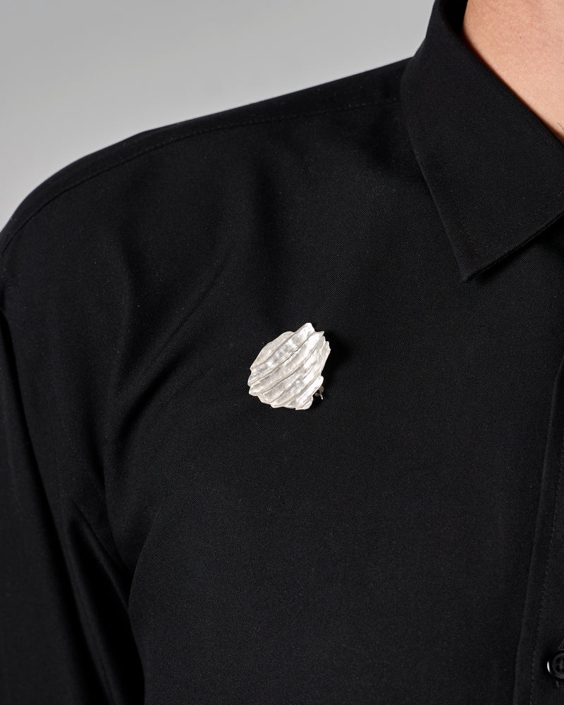 Emily O'Brien – 'Chip on the Shoulder', Medium Brooch in Silver