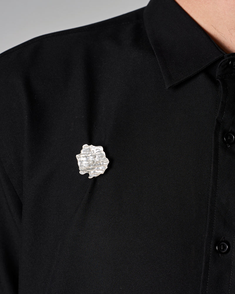 Emily O'Brien – 'Chip on the Shoulder', Medium Brooch in Silver