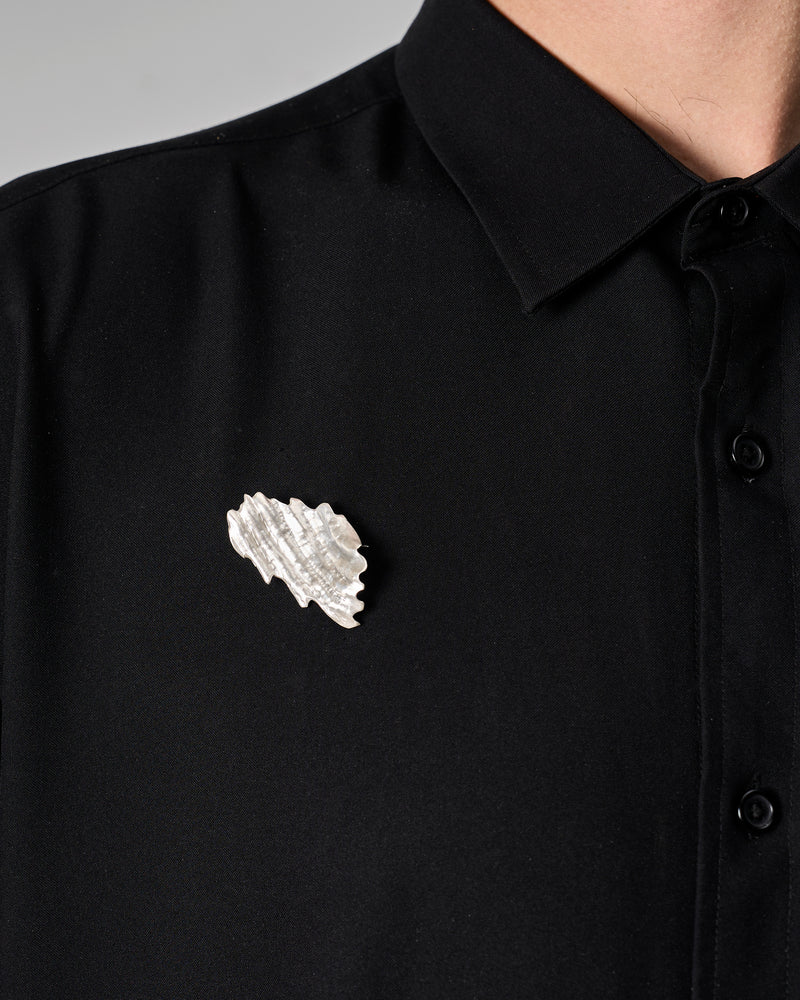 Emily O'Brien – 'Chip on the Shoulder', Medium Brooch in Silver