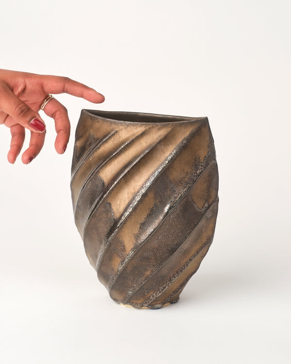 Terunobu Hirata — Spiral Henko Vase in Black and Gold