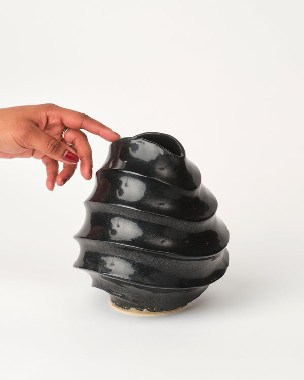 Terunobu Hirata — Wave Vase in Oil Spot Black