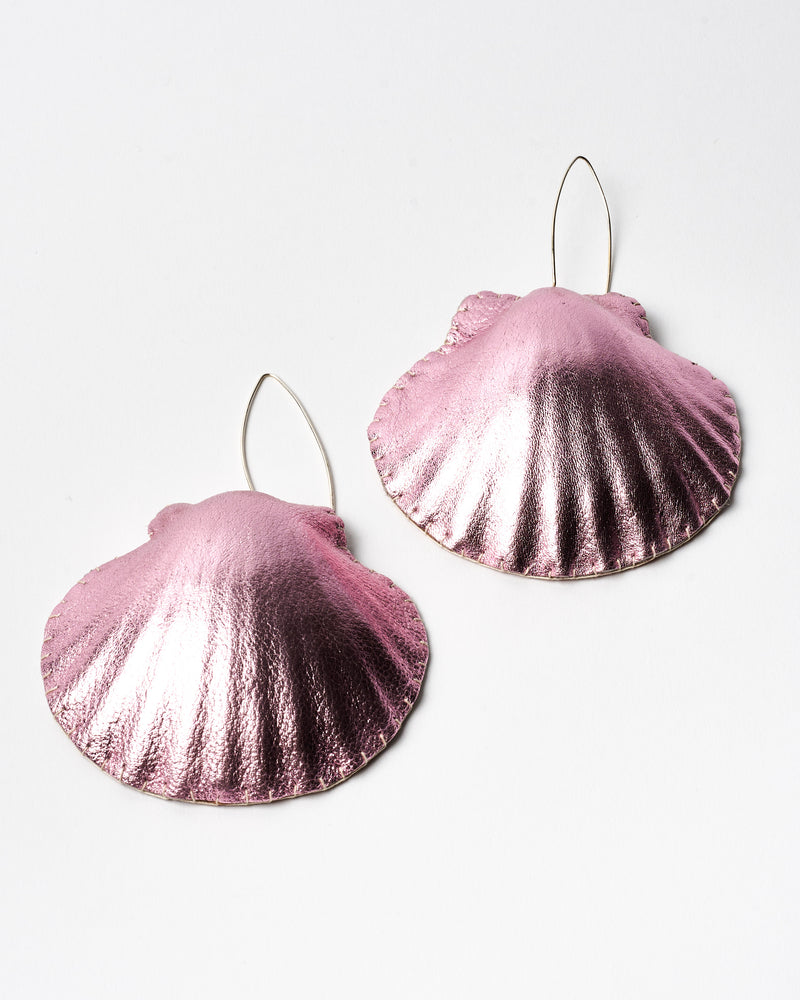Gabbee Stolp — 'Soft Shell' Earrings in Pink King Scallop