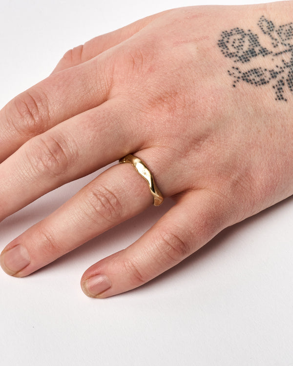 ZIPEI — 'Dance Ring" in 9ct Gold