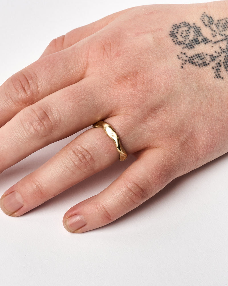 ZIPEI — 'Dance Ring" in 9ct Gold