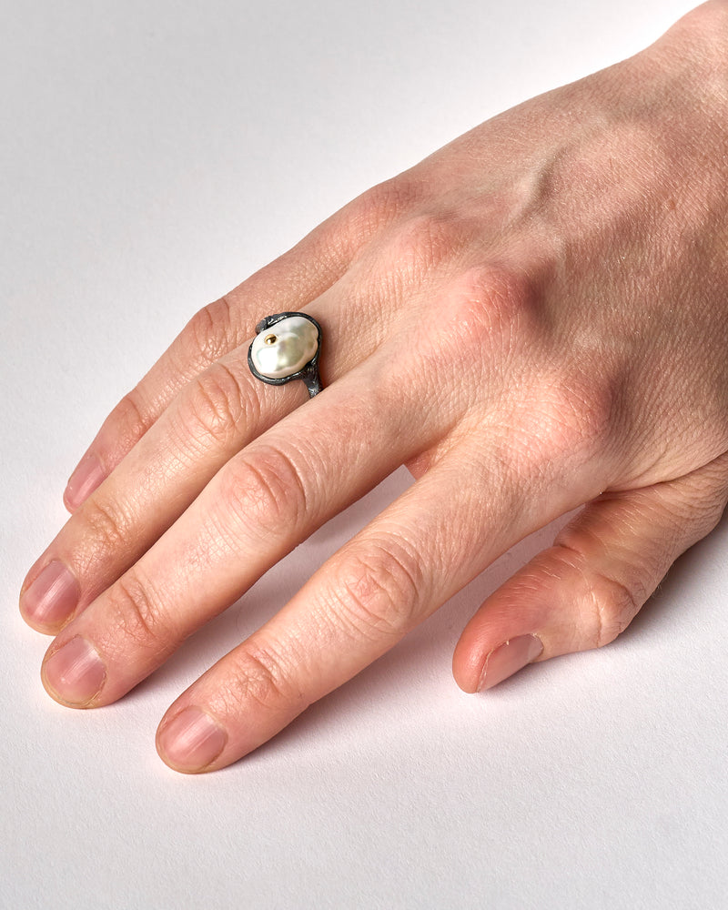 ZIPEI — 'Pearl Ring' in Oxidised Silver with Gold