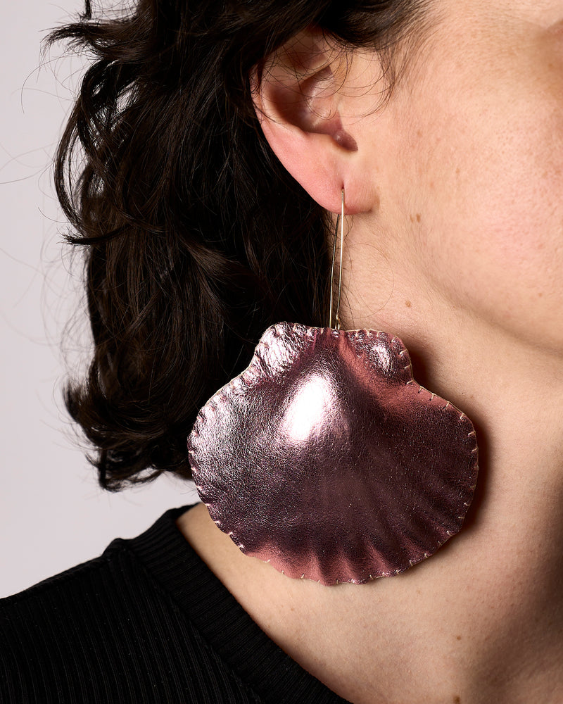 Gabbee Stolp — 'Soft Shell' Earrings in Pink King Scallop
