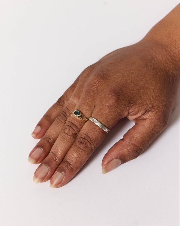 Abby Seymour — 'Poly-Modo Signet' Ring in Gold and Parti Sapphire