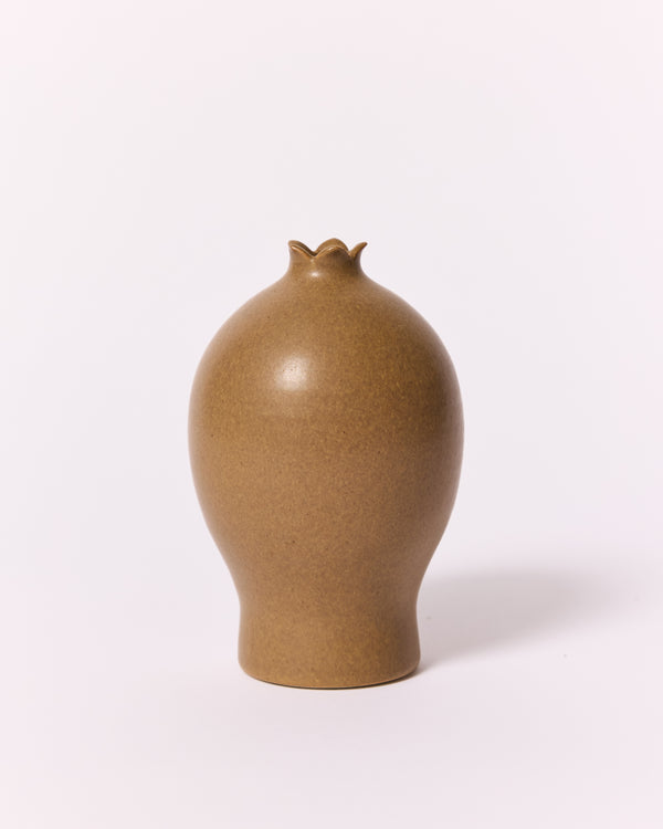 Asahi So —  Medium Carved Podvase in Nutmeg