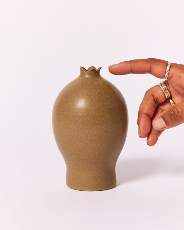 Asahi So —  Medium Carved Podvase in Nutmeg