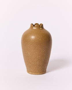 Asahi So —  Medium Carved Podvase in Nutmeg