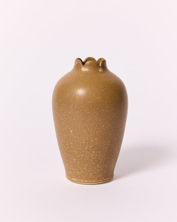 Asahi So —  Medium Carved Podvase in Nutmeg