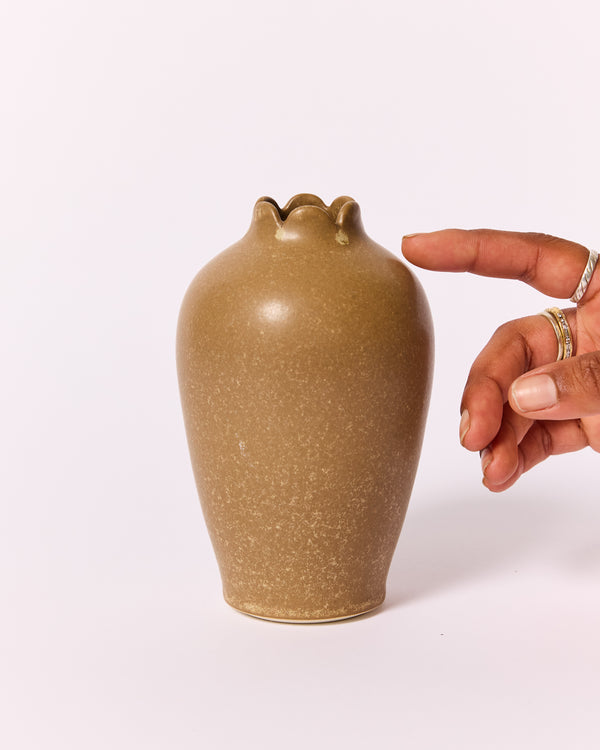 Asahi So —  Medium Carved Podvase in Nutmeg