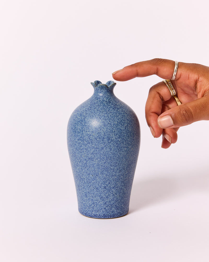 Asahi So —  Medium Carved Podvase in Speckle Cobalt