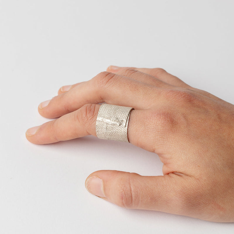 ZIPEI — 'Bandage' Ring in Sterling Silver