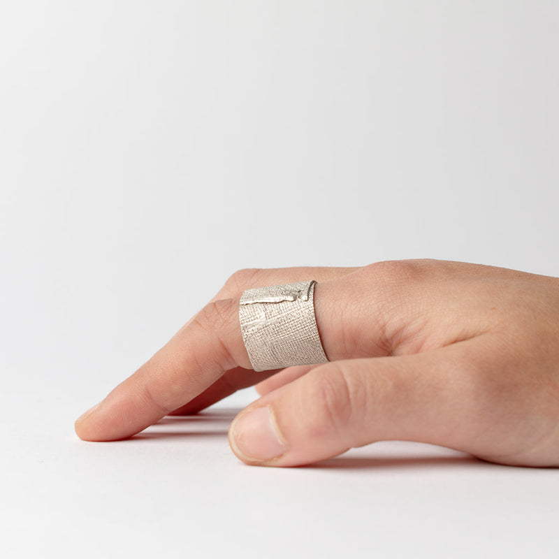 ZIPEI — 'Bandage' Ring in Sterling Silver