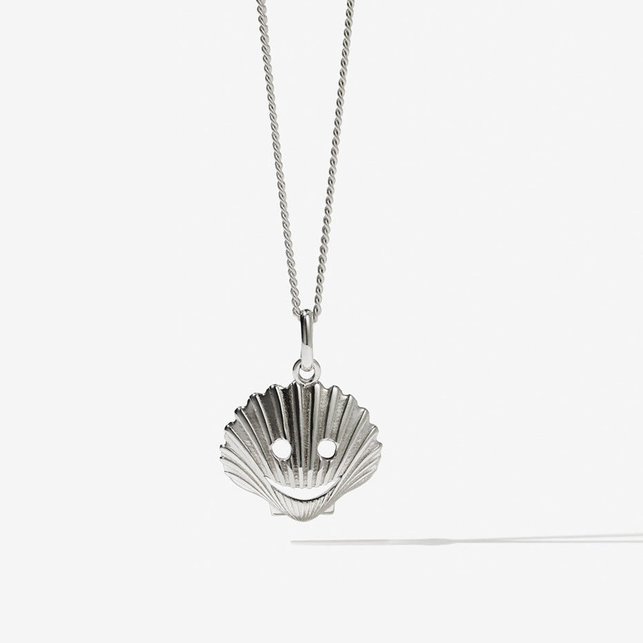 Silver shell outlet necklace